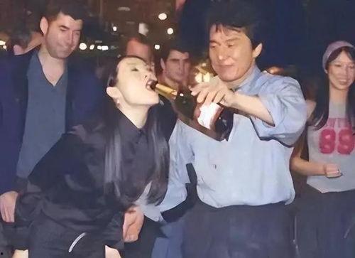 娱乐圈第一狗仔,揭秘明星幕后真相，独家爆料一网打尽